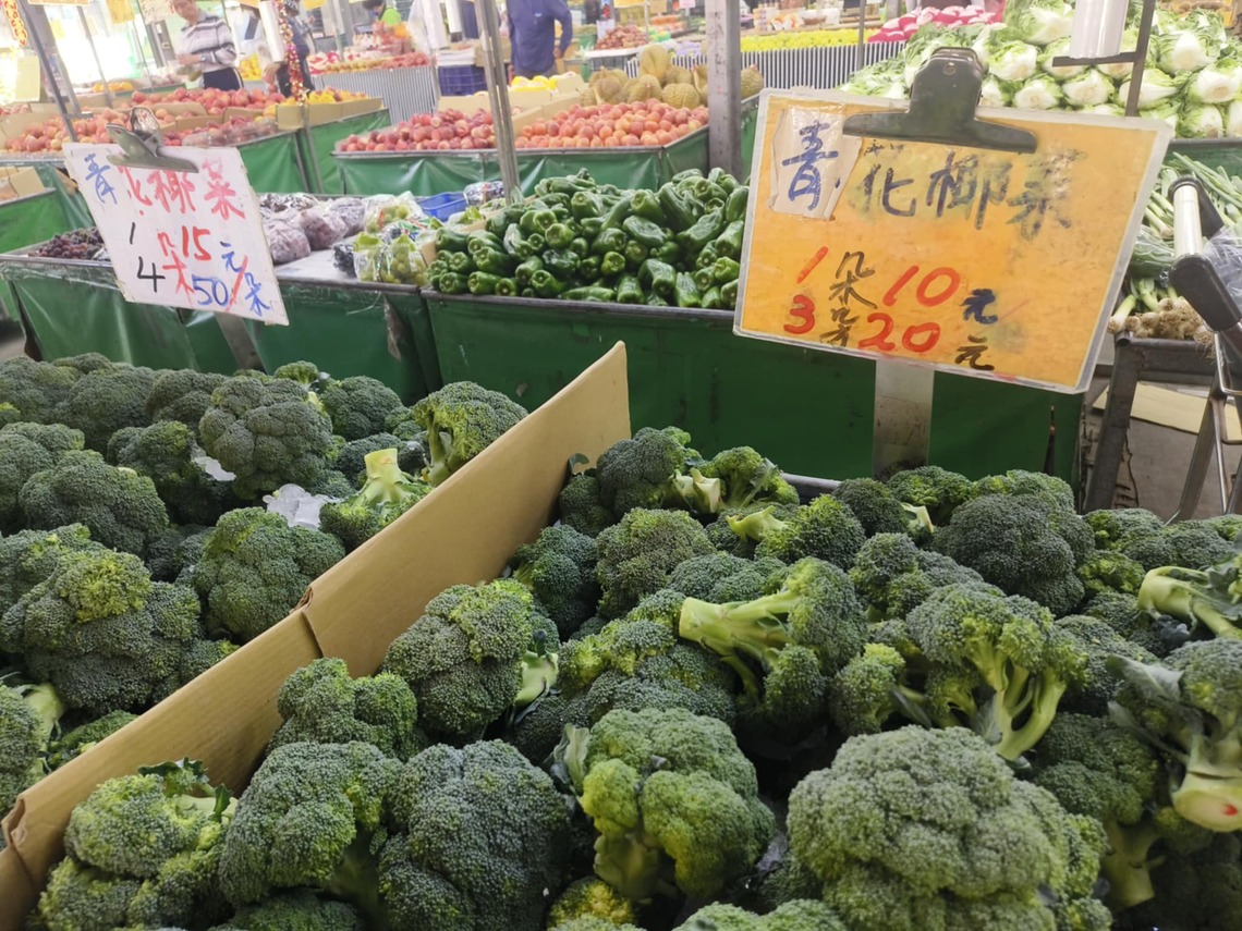 青花菜10-15元一枚 花椰菜20 屏東市菜價