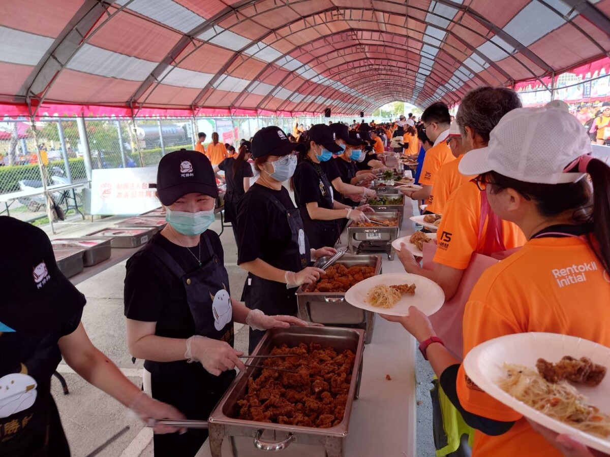 ▲賽事終點設有「食安美食Buffet」，由知名主廚阿勝師掌廚，使用CAS優良農產，讓跑者能量滿滿。(圖/記者顏淑娟翻攝)