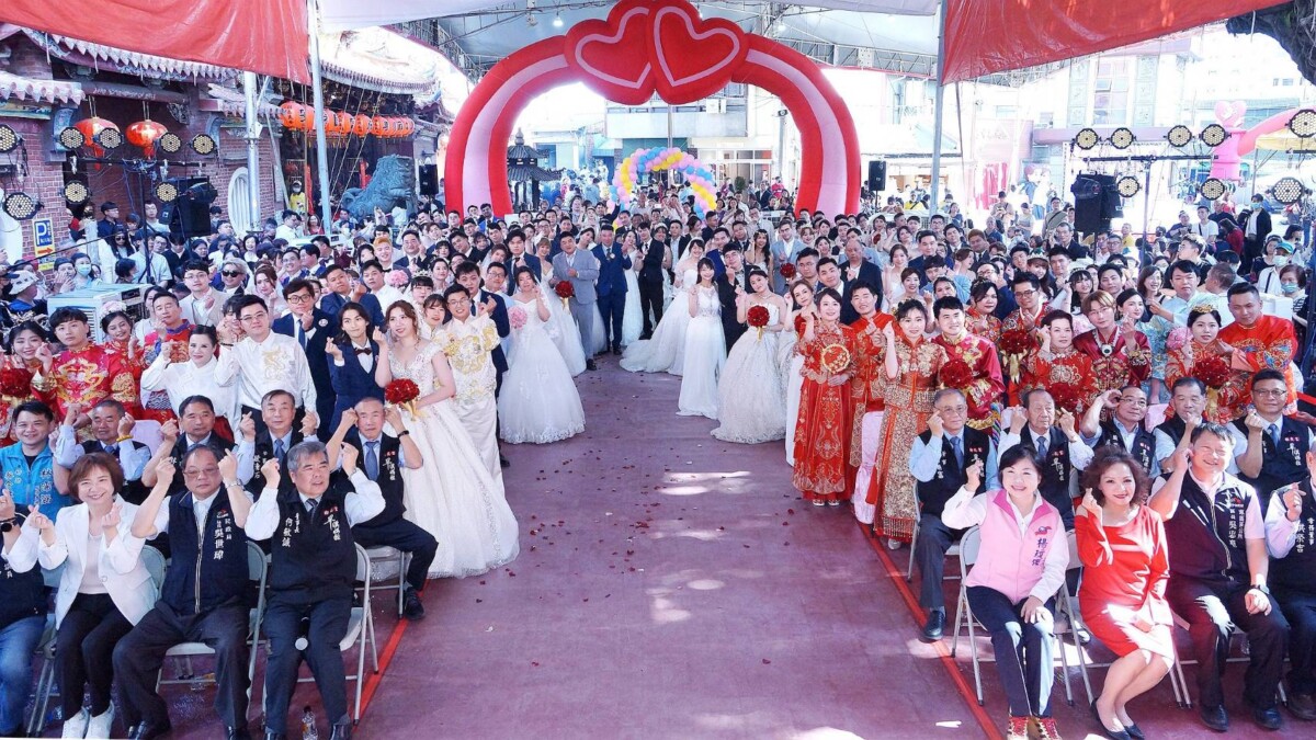 ▲台中樂成宮第八屆集團結婚,由樂成宮月老、旱溪媽祖為新人證婚賜福。(圖/記者顏淑娟翻攝)