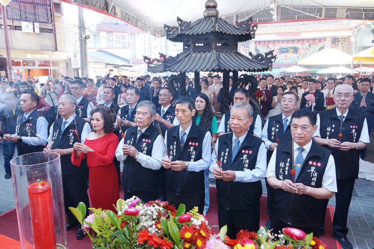 ▲台中樂成宮第八屆集團結婚，由樂成宮月老、旱溪媽祖為新人證婚賜福。(圖/記者顏淑娟翻攝)