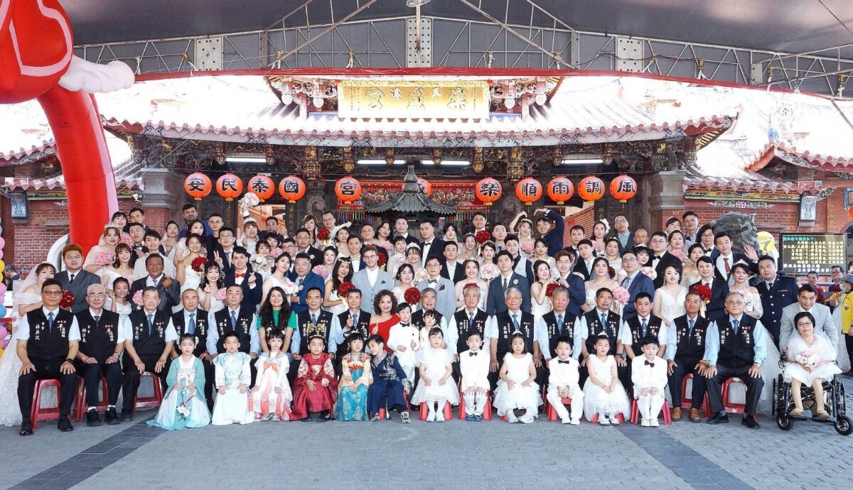 ▲台中樂成宮第八屆集團結婚，由樂成宮月老、旱溪媽祖為新人證婚賜福。(圖/記者顏淑娟翻攝)