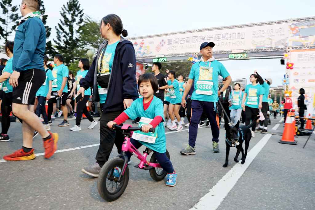 臺南古都國際半程馬拉松吸引許多親子前來參加。