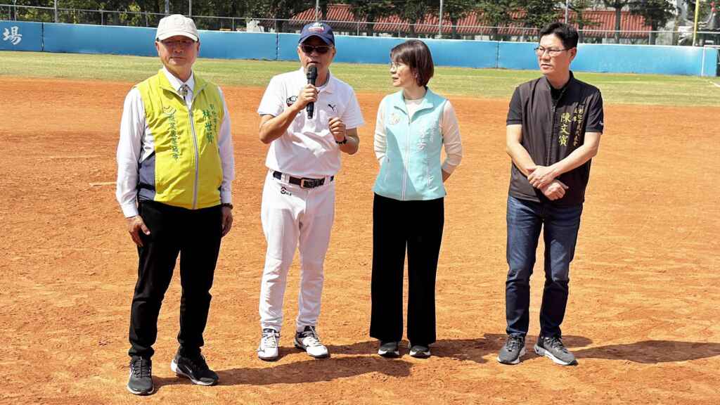 ▲彰化市體育會慢速壘球委員會主委王韋彭感謝立委、市長及代表會的支持與促成，讓這場賽事順利舉行，讓大家能夠以球會友，在運動中促進健康。（記者林明佑攝）