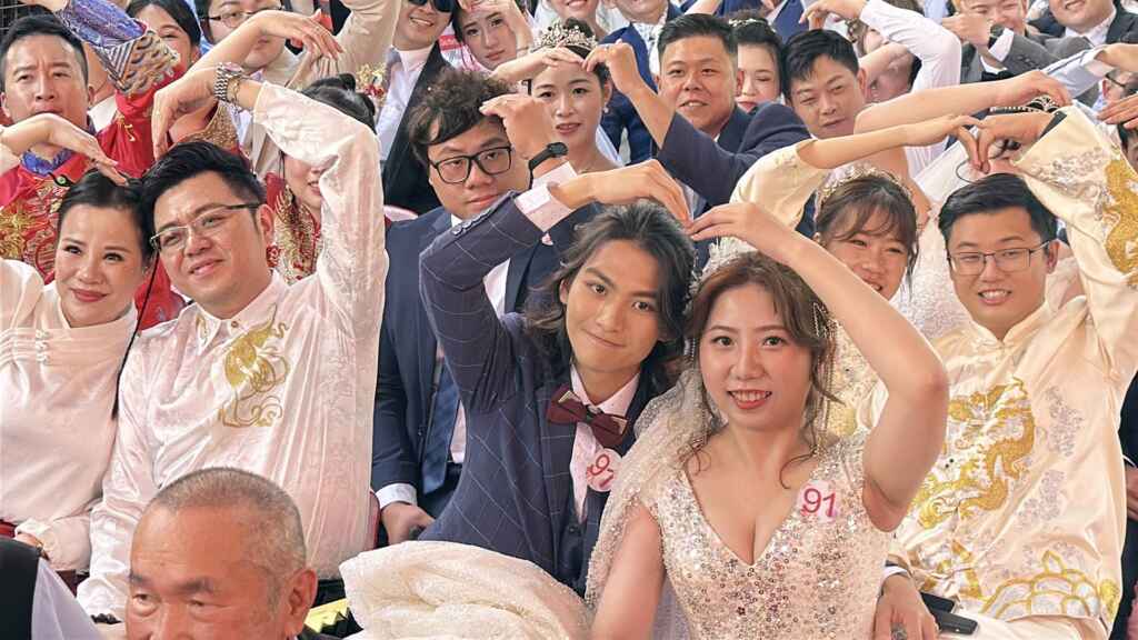▲台中樂成宮集團結婚在旱溪媽祖為信眾證婚賜福，見證得來不易的緣分能修成正果，庇佑新人婚姻幸福美滿，成就佳話。（記者林明佑攝）