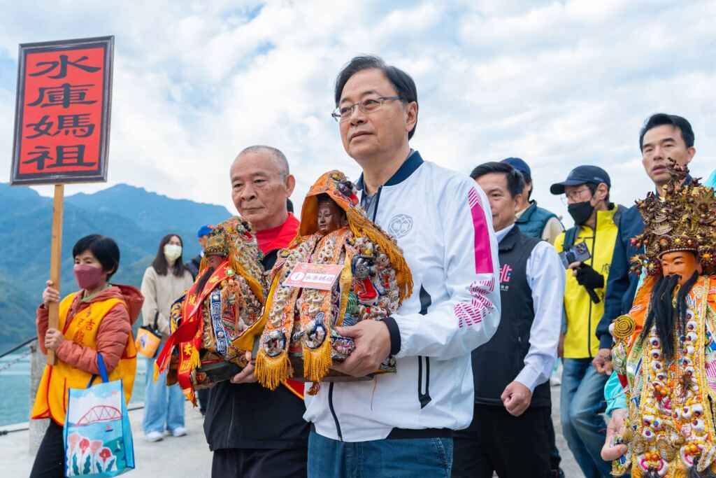 ▲桃園市長張善政恭請神尊登船水上遶境祈福。（桃園市政府提供）