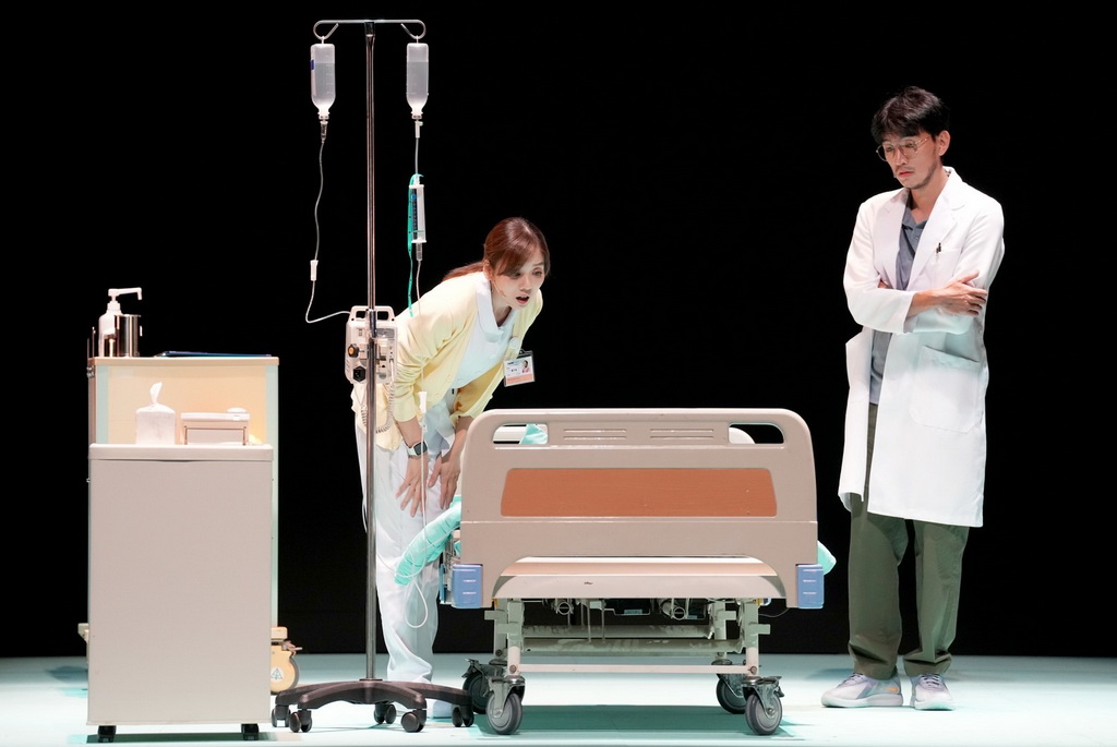 演員張靜之（左）及曾少宗（右）分別飾演護理師及醫師，許多醫護人員對劇中臨終議題的刻畫深感共鳴。（綠光劇團提供，張大魯攝影）
