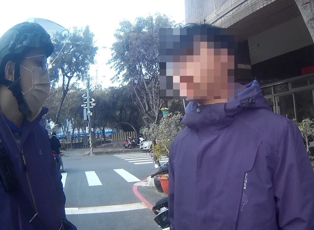 騎車不滿被開單 19歲男竟揪友拔車牌派出所前炸街 238 cnews204250302a02