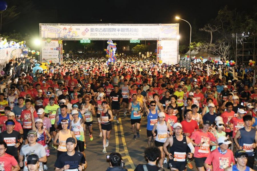 臺南古都國際半程馬拉松 今晨熱鬧開跑黃偉哲為選手加油打氣