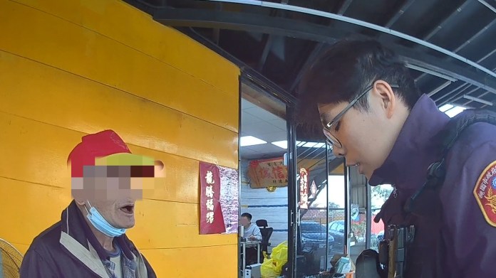 7旬翁呆坐二手車行 壢警暖心助返家 53 S 12386311 0