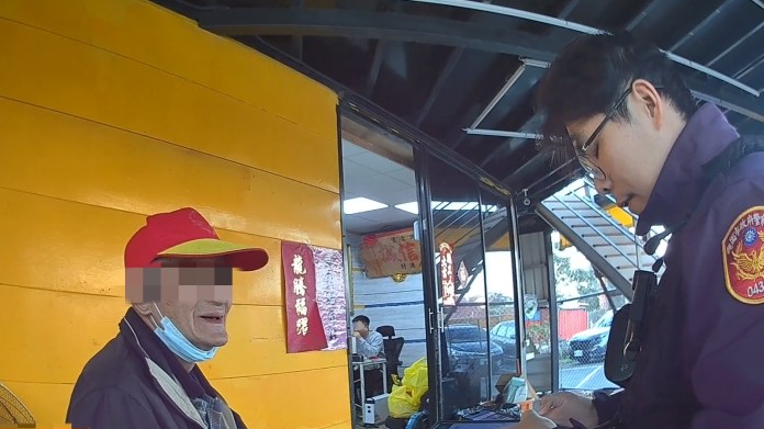 7旬翁呆坐二手車行 壢警暖心助返家 54 S 12386313 0