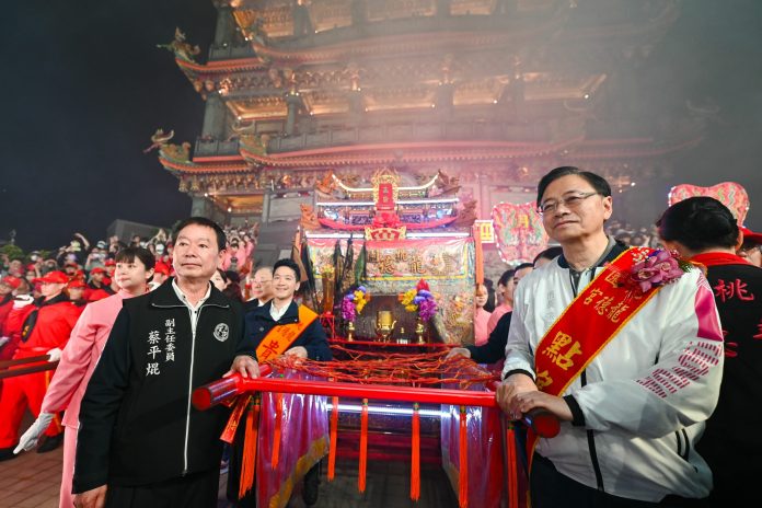 桃園龍德宮南巡遶境起馬 張善政點炮恭送四媽祖 77 b6df5f14 68d8 4f72 bb30 54c990548269 scaled