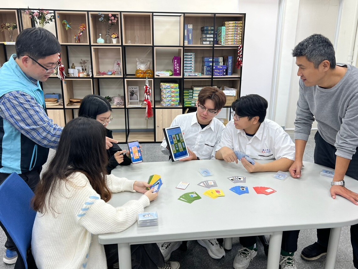 輔英科大攜手鳳山商工 創新護理桌遊APP奪國際銀牌。(記者陳雯萍翻攝)