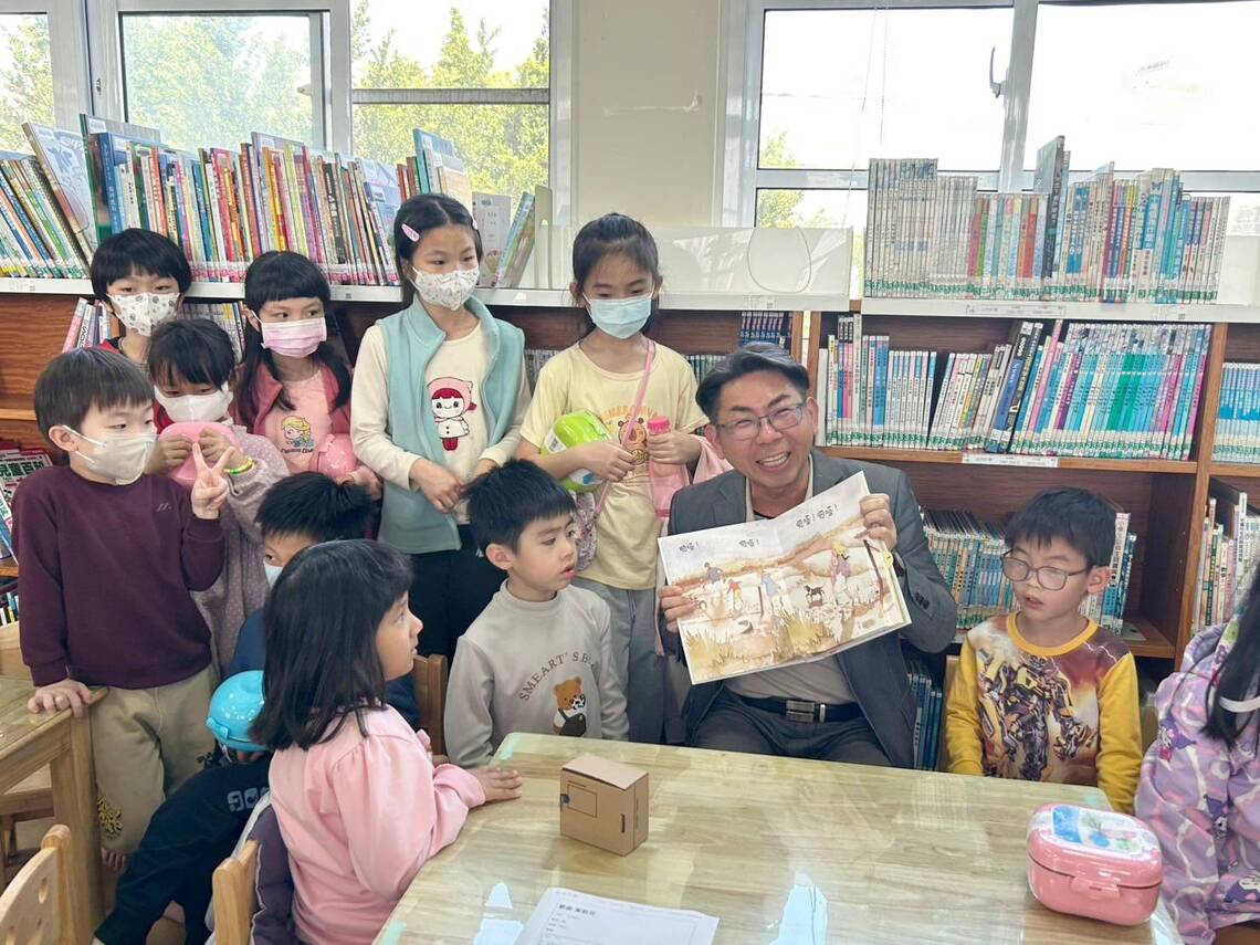 漾新聞 | 校長說故事變魔法 立體書帶孩子走進大熊冒險