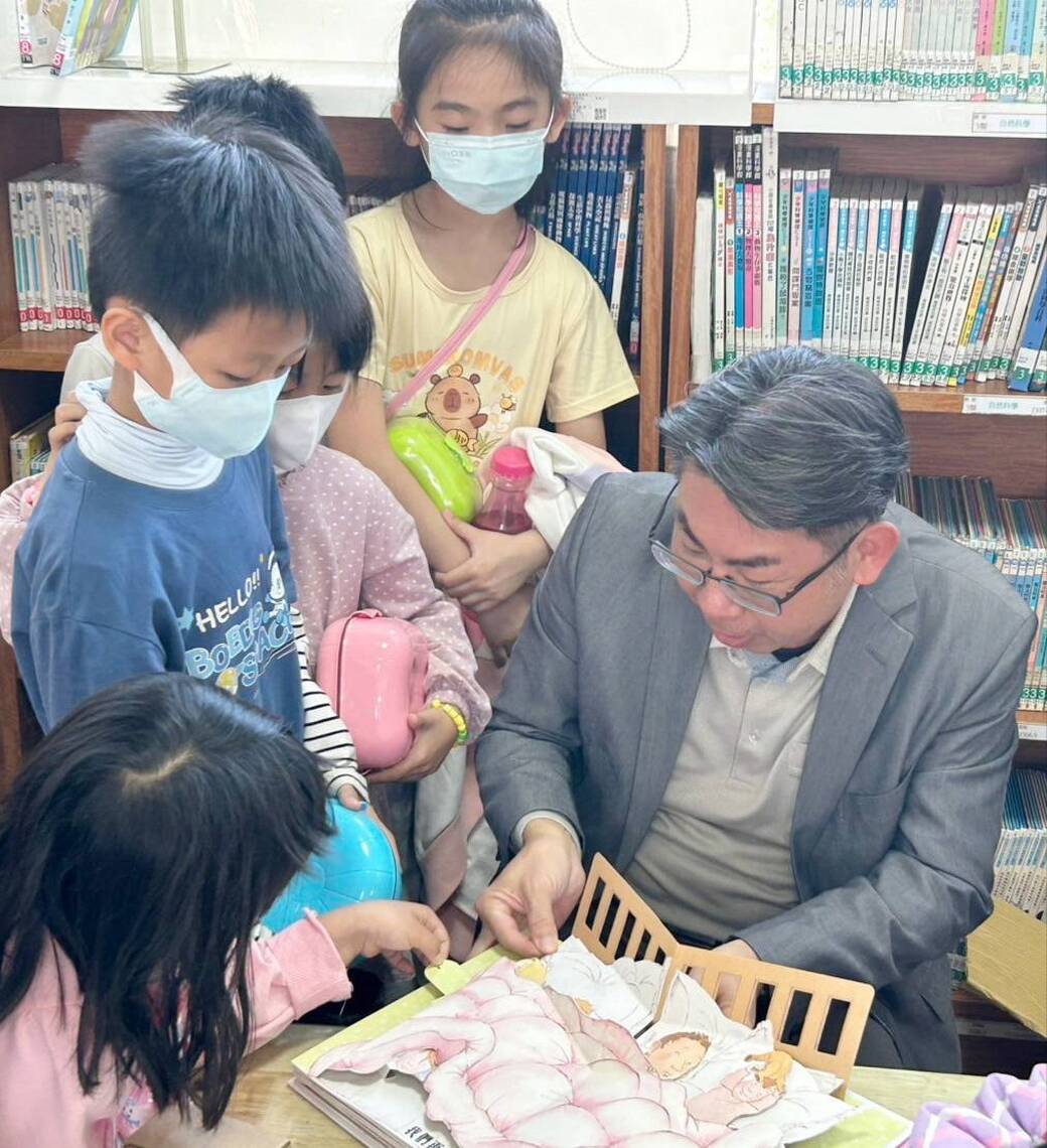 永安國小李安世校長說故事變魔法 立體書帶孩子走進大熊冒險。(記者陳雯萍翻攝)