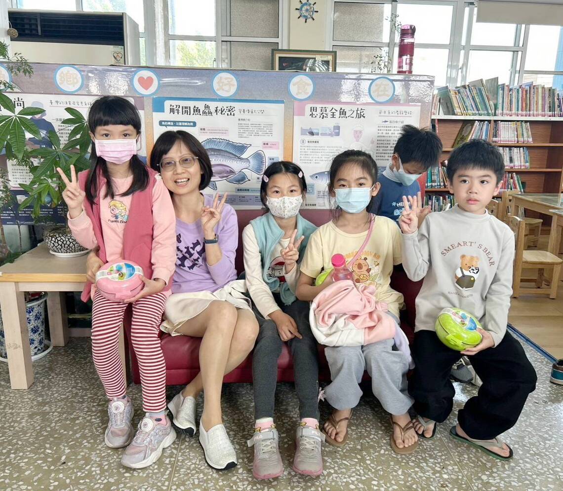 永安國小李安世校長說故事變魔法 立體書帶孩子走進大熊冒險。(記者陳雯萍翻攝)