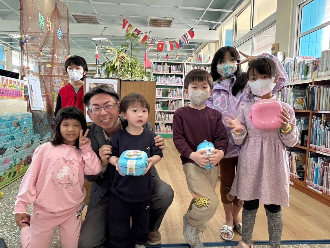 永安國小李安世校長說故事變魔法 立體書帶孩子走進大熊冒險。(記者陳雯萍翻攝)