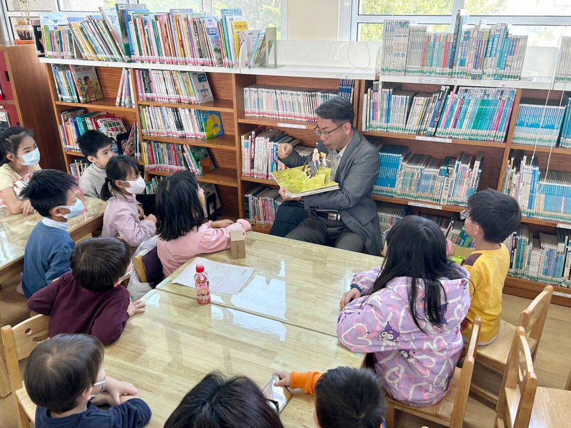永安國小李安世校長說故事變魔法 立體書帶孩子走進大熊冒險。(記者陳雯萍翻攝)