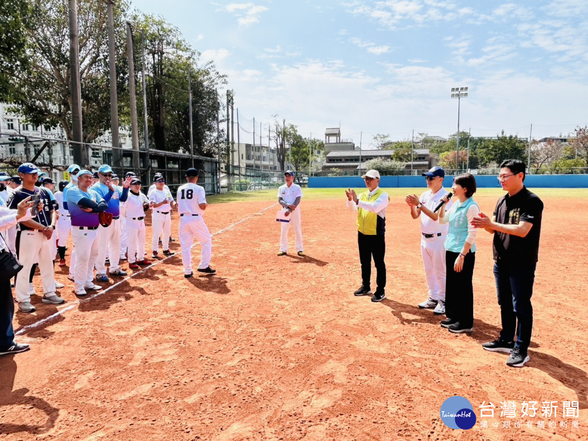 彰化市「市長盃」慢速壘球開賽,21隊420名壘球選手較勁,市長林世賢開球。/圖記者鄧富珍翻攝