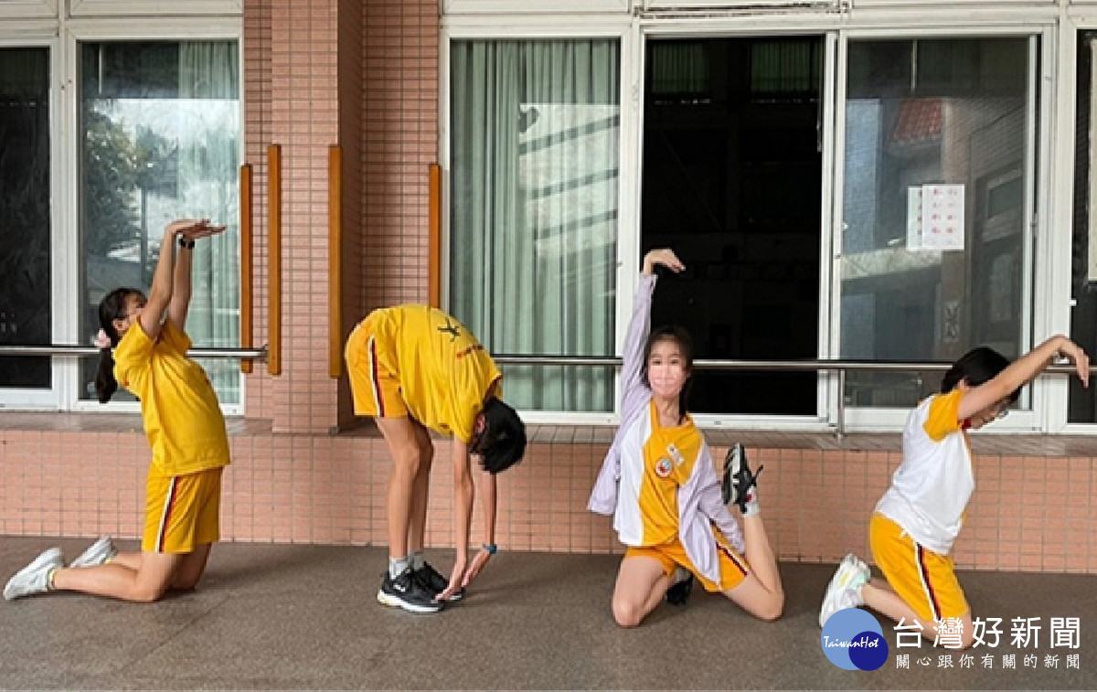學生用身體擺出SDGs的英文字母,表現出對永續未來的支持