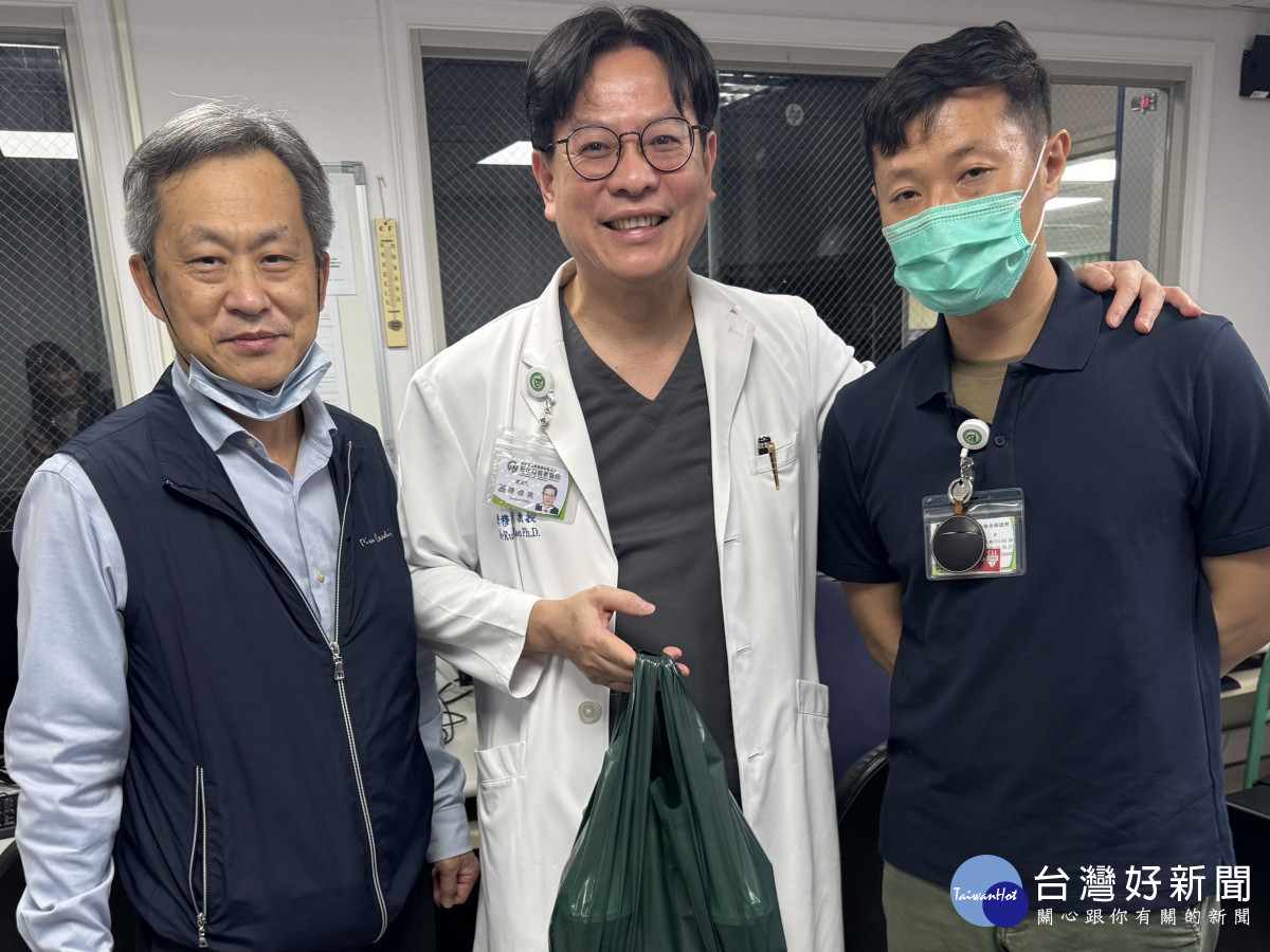 總院長陳穆寬(中）清晨就送來濃濃的咖啡加油打氣，讓資訊部同仁提起精神繼續作戰。圖／彰基醫院提供