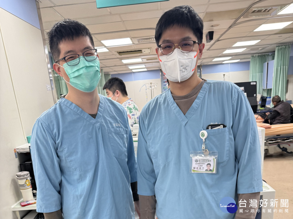 急診張家凱以及郝建杰兩位主治醫師看到總院長陳穆寬六點多就前來急診關心駭客攻擊事件,雖然身體疲憊,但是都開心的笑了。圖/彰基醫院提供
