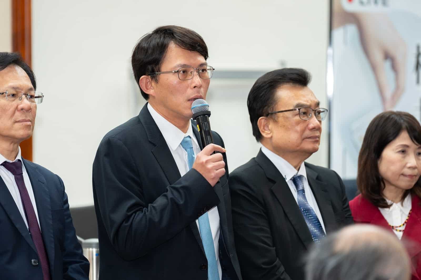 對於綠議員質疑蔣市府補助民眾黨「一日北高」活動,黨主席黃國昌(左2)做出回應。民眾黨提供