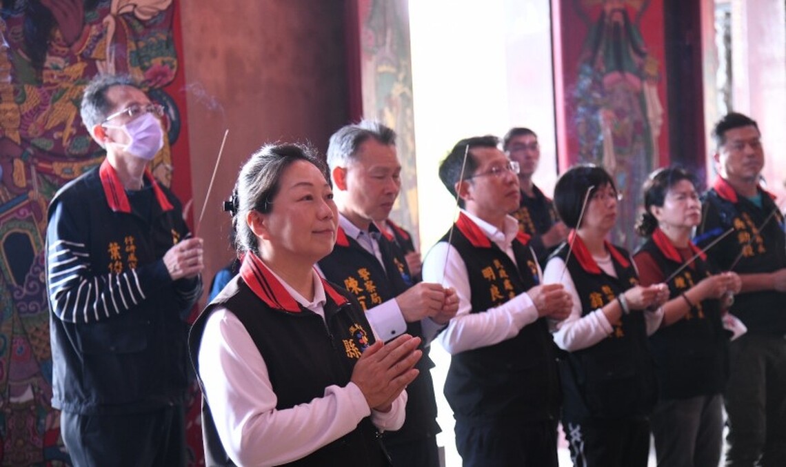 徐榛蔚率縣府團隊參拜南區宮廟 為花蓮祈福