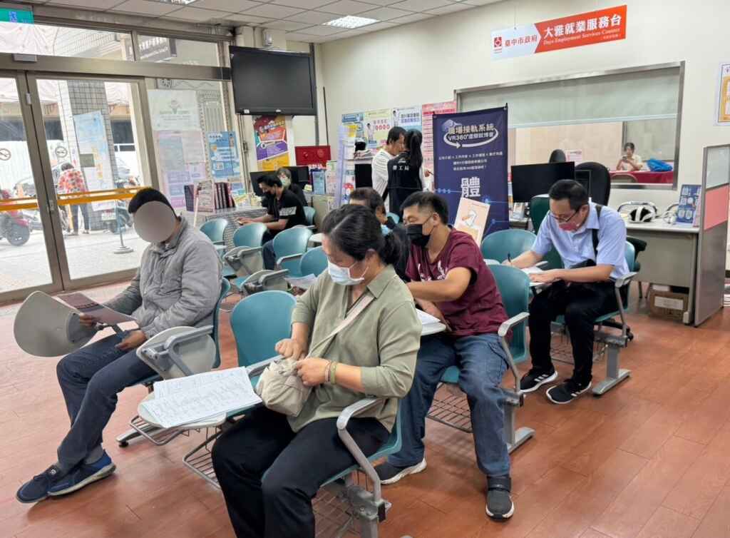 求職者把握機會與求才廠商面試媒合