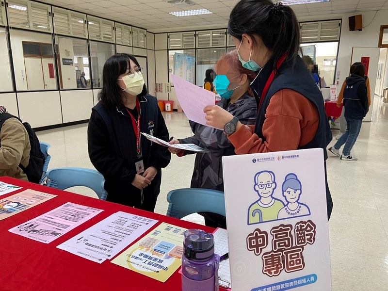 ▲向求職民眾提供中高齡相關專案資訊。（台中市勞工局提供）