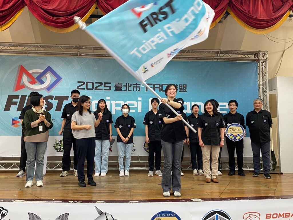 ▲北市教育局於今日上午在建國中學舉行「授旗典禮」，副市長林奕華親自授旗，為參賽學生加油打氣，期許臺北市的學子在國際舞臺上發揮創意、爭取最高榮譽。（台北市教育局提供）