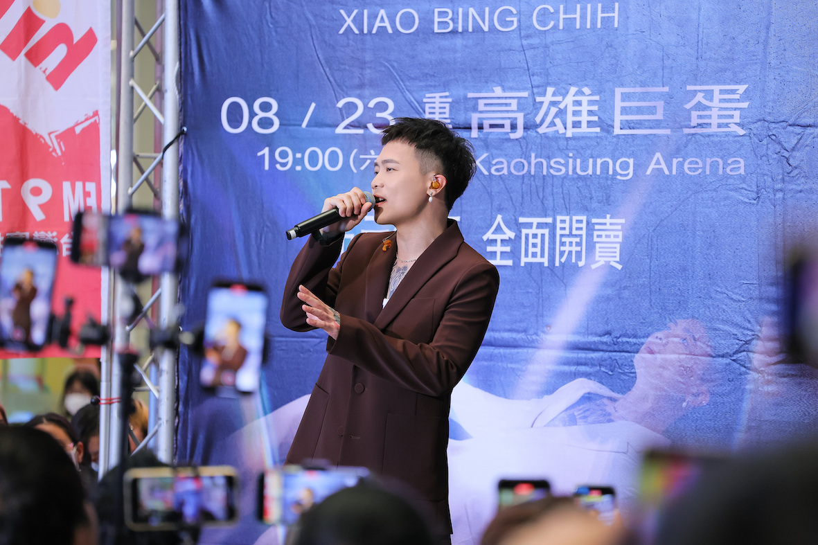 蕭秉治簽唱會上演唱不同歌曲。(圖/相信音樂提供)