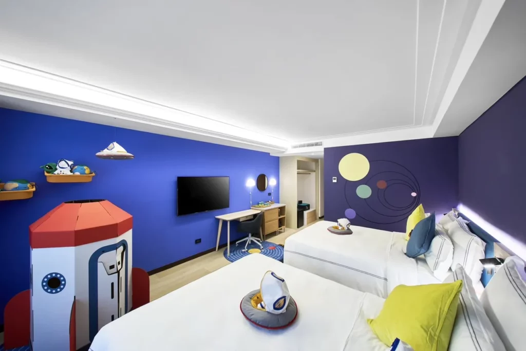 .「福容徠旅中壢」IKEA「星旅」客房,以充滿奇幻色彩的太空為主題,有綠色外星人、再生材料製成的紙板火箭帳篷、太陽星系造型短毛地毯和壁飾,將空間打造成一場充滿想像力的宇宙冒險。