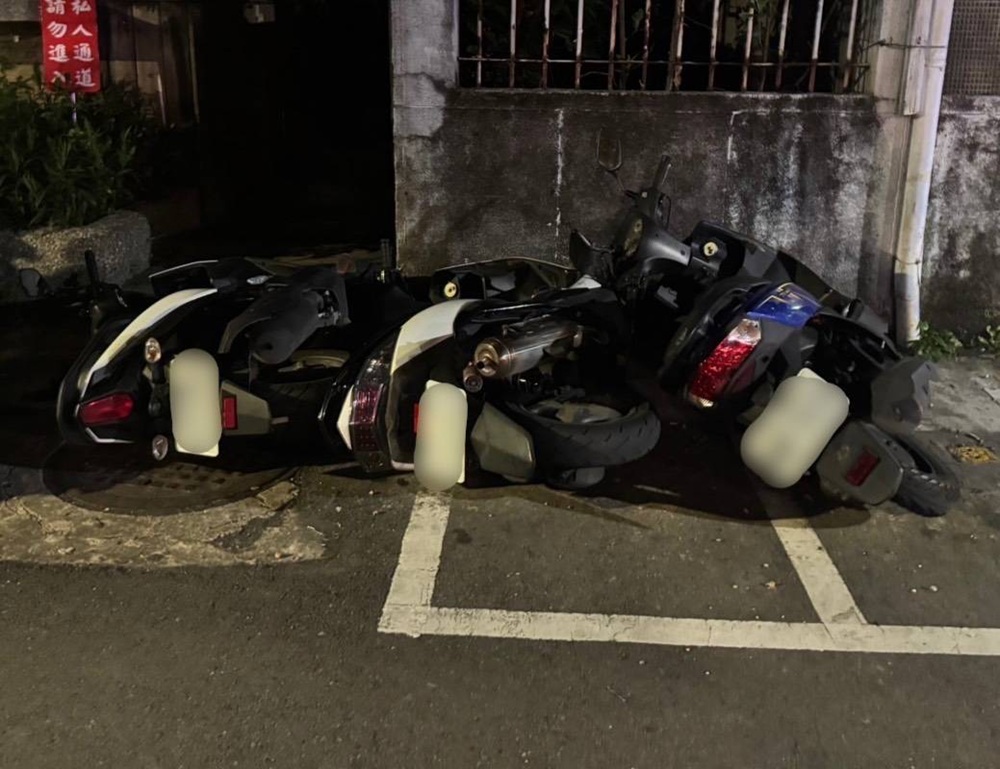 失業心情悶 51歲男沿街推倒逾11機車洩憤 221 cnews204250303a05