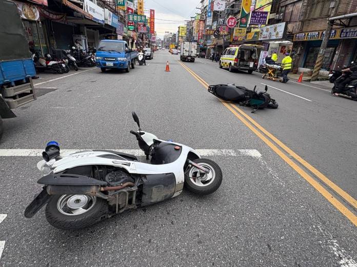 八德警疑欲攔查違規車與重機碰撞 兩人腿部擦傷 54 753334 0