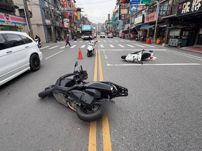 八德警疑欲攔查違規車與重機碰撞 兩人腿部擦傷 55 753335 0