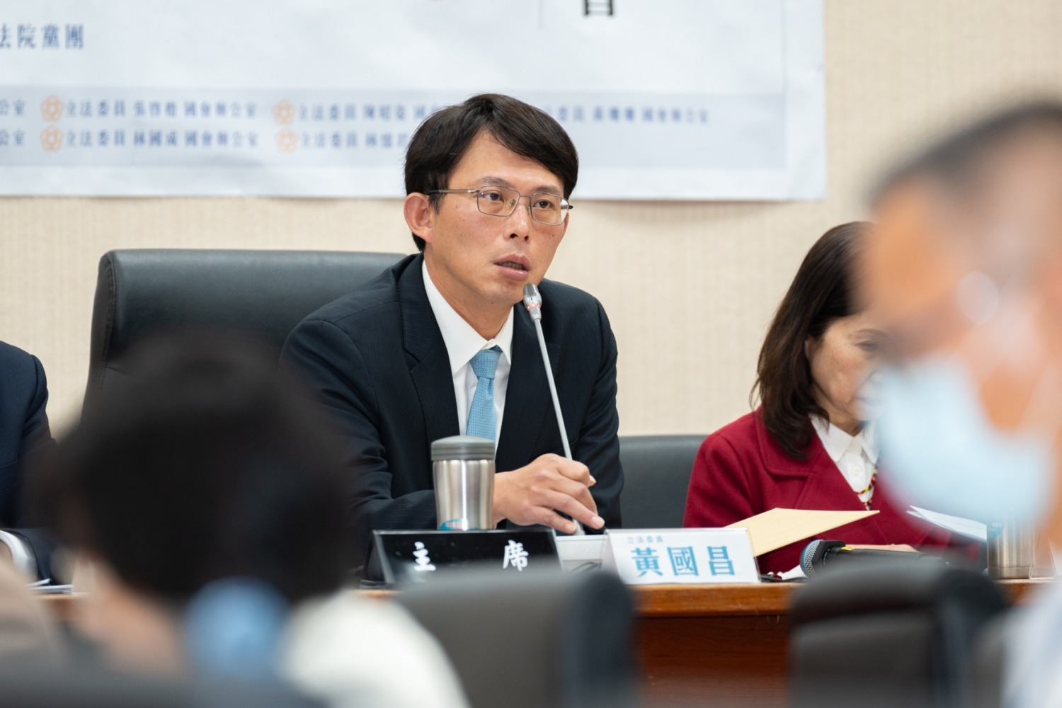 黃國昌主席開場表示,執政黨年年超徵數千億,不知是能力問題,還是故意讓人民產生錯覺,以為政府年年賸餘、賺很多錢。(圖/民眾黨立法院黨團)
