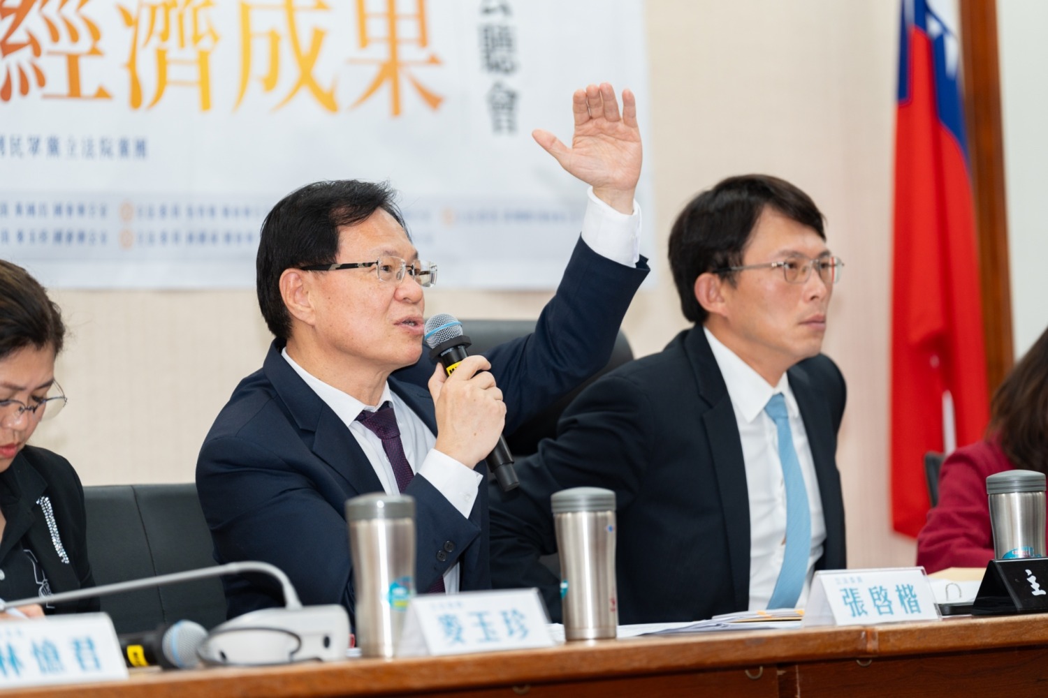 張啓楷指出,國際上也都有超徵情況,但都有制度可循,普發現金在國際也有先例。(圖/民眾黨立法院黨團)