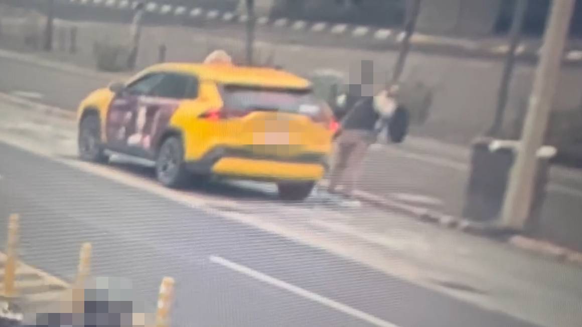 民眾下車掉落手機。(記者薛秀蓮翻攝)