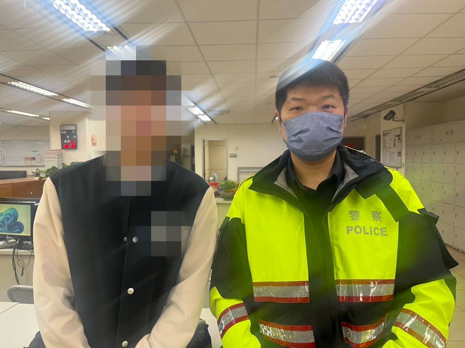 民眾感謝員警迅速尋回手機。(記者薛秀蓮翻攝)