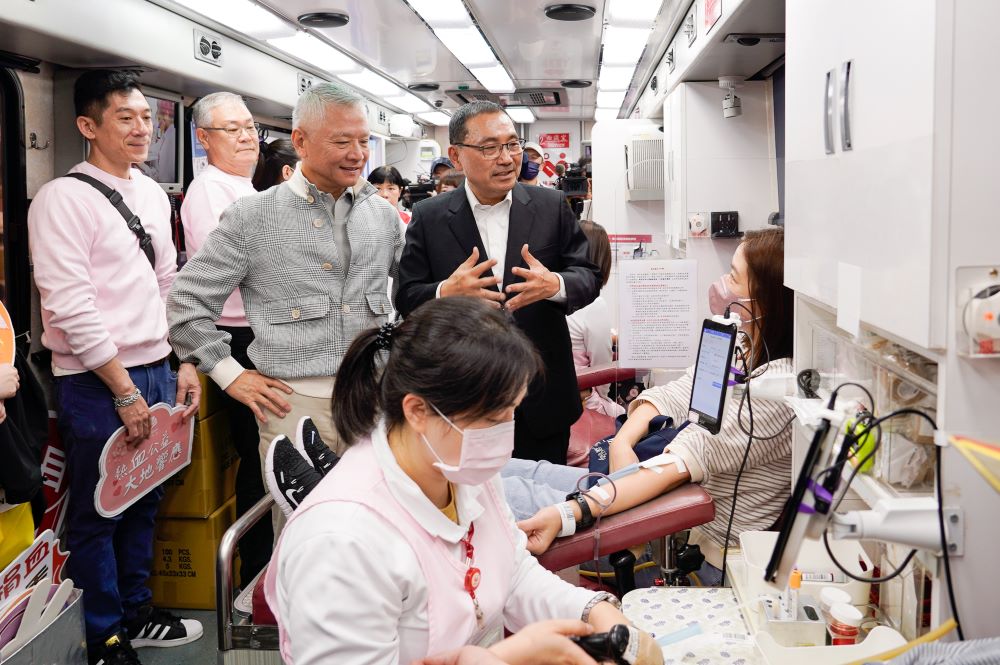 《圖說》侯友宜市長和大大數位基金會董事長戴永輝(中)進入捐血車內,向捐血的民眾致謝。〈社會局提供〉