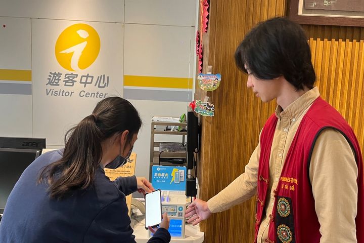茂管處與 ChargeSPOT 合作，上線首月租借前30分鐘免費優惠（03/1-3/31），遊客只要拿起手機掃碼免押金即可租借。　圖：茂林國家風景區管理處／提供