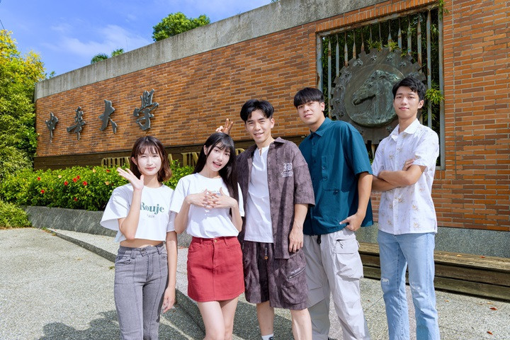 中華大學推出繁星入學免住宿、學雜費，還能申請多項獎助學金的方案幫助學子。