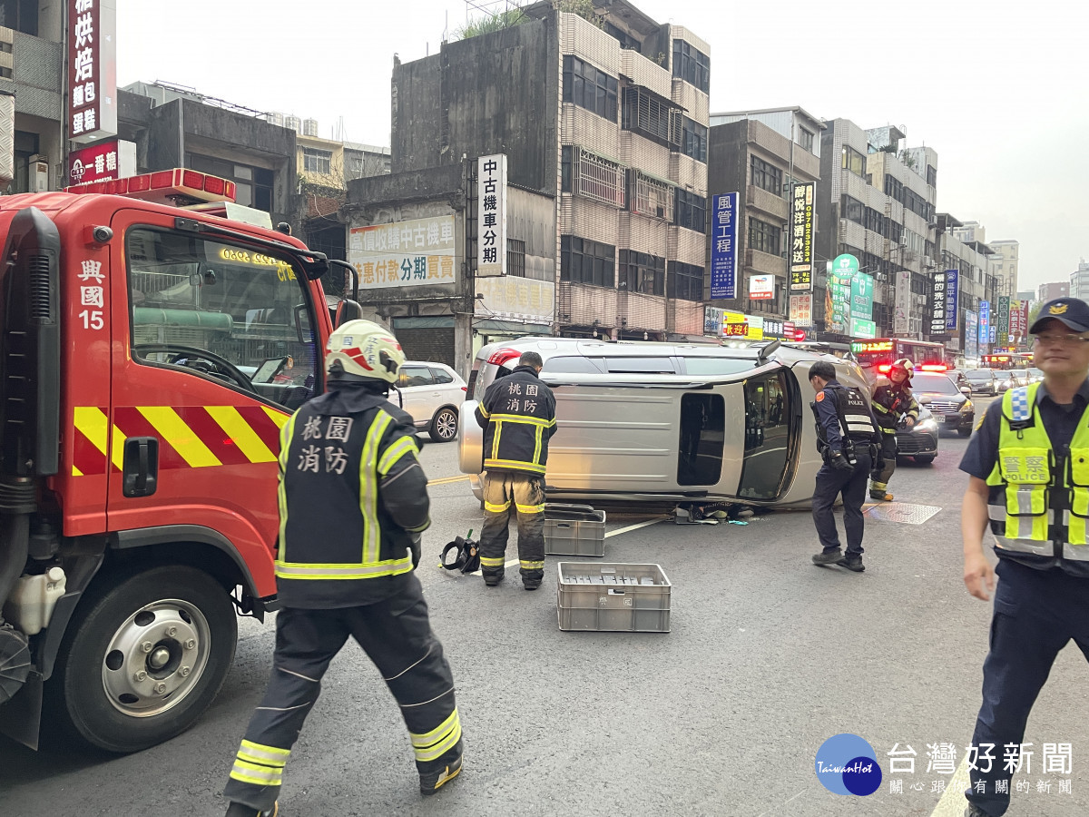 車輛翻覆路中央，由交通中隊及中壢派出所優先派員進行交通管制和疏導。