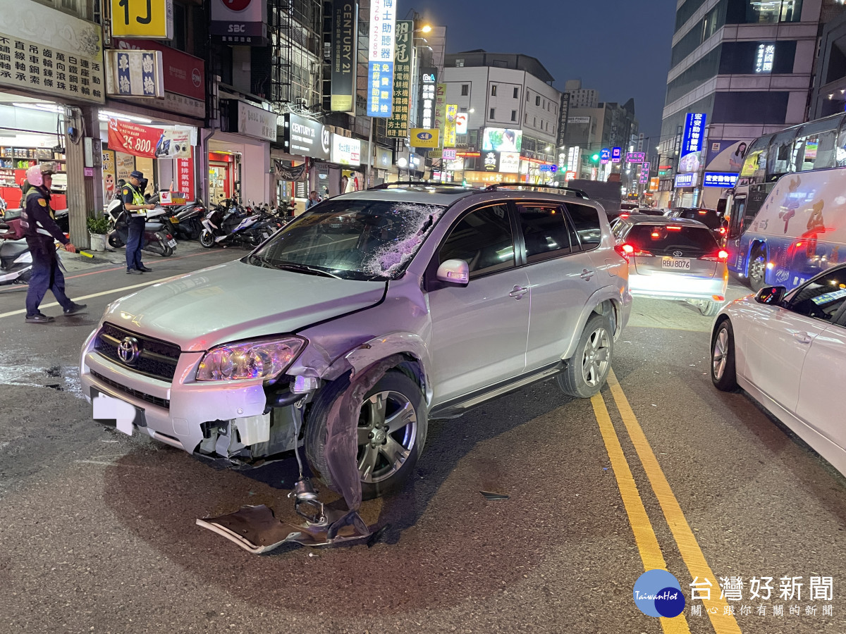 車輛翻覆路中央,由交通中隊及中壢派出所優先派員進行交通管制和疏導。