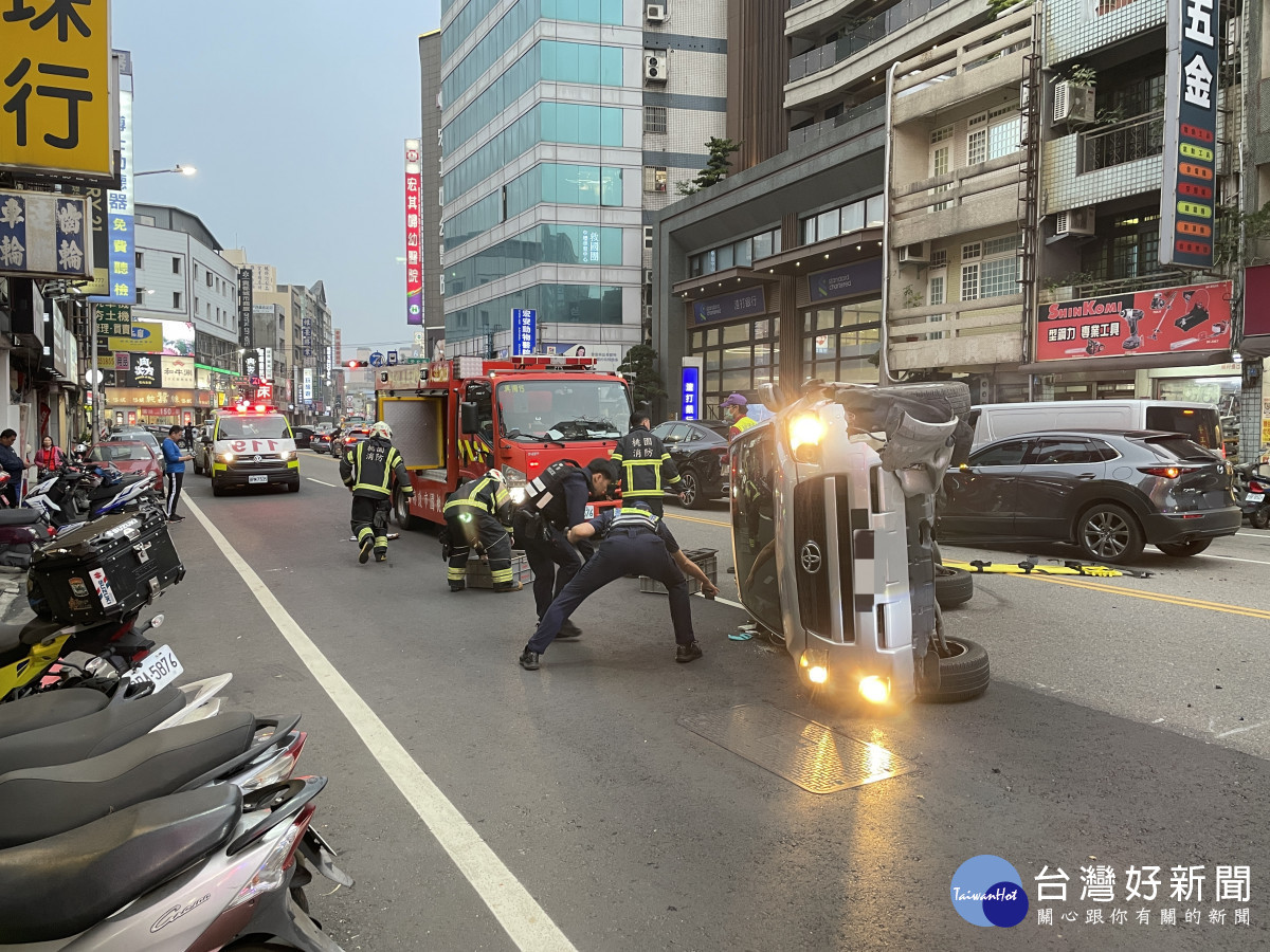 車輛翻覆路中央,由交通中隊及中壢派出所優先派員進行交通管制和疏導。