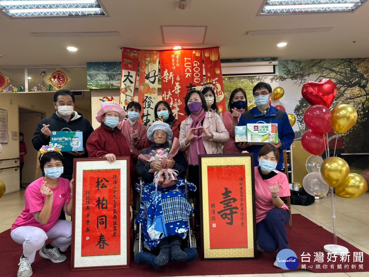 榮家主任白恩惠(右三)率照護團隊與家人向許海山(中間)賀壽。