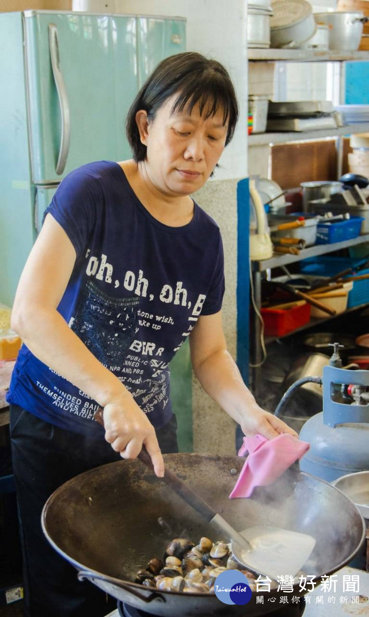 上萬名因「多元就業開發方案」而在地成功就業者之一,麗娟成為推廣遊程的餐飲主廚。圖/中彰投分署提供