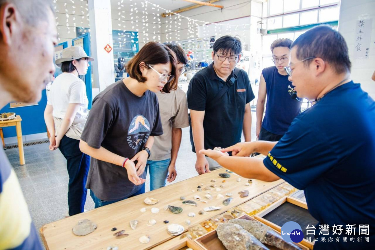 中彰投分署推動「多元就業開發方案」輔導在地民間團體培育人才幫助中高齡等特定對象在地就業(圖為遊程中的濕地生態解說-認識貝類)<br /><br /> <br /><br />