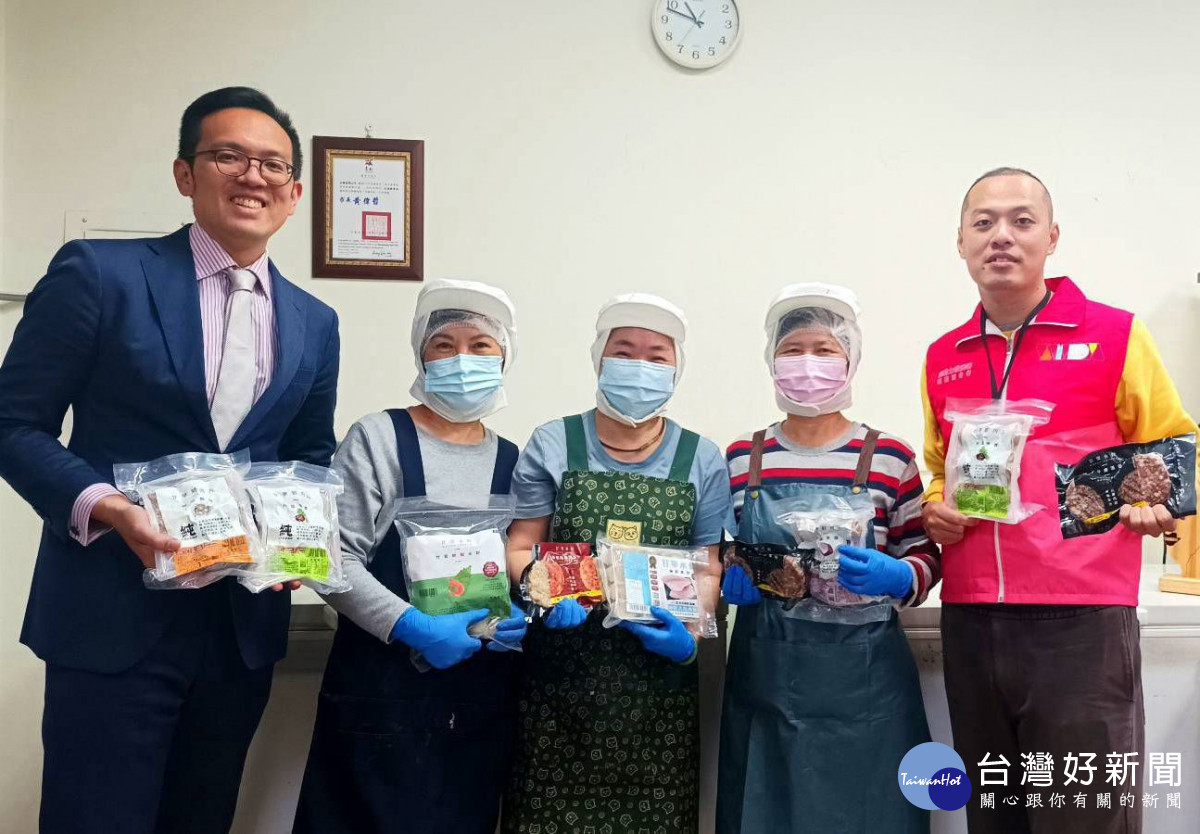 台南就業中心契而不捨的努力之下,協助運用勞動部「55Plus就業獎勵」及「僱用獎助」協助阿玉姐(右二)成功進入古福有限公司,深受公司主管吳主正經理(左一)信任稱許。