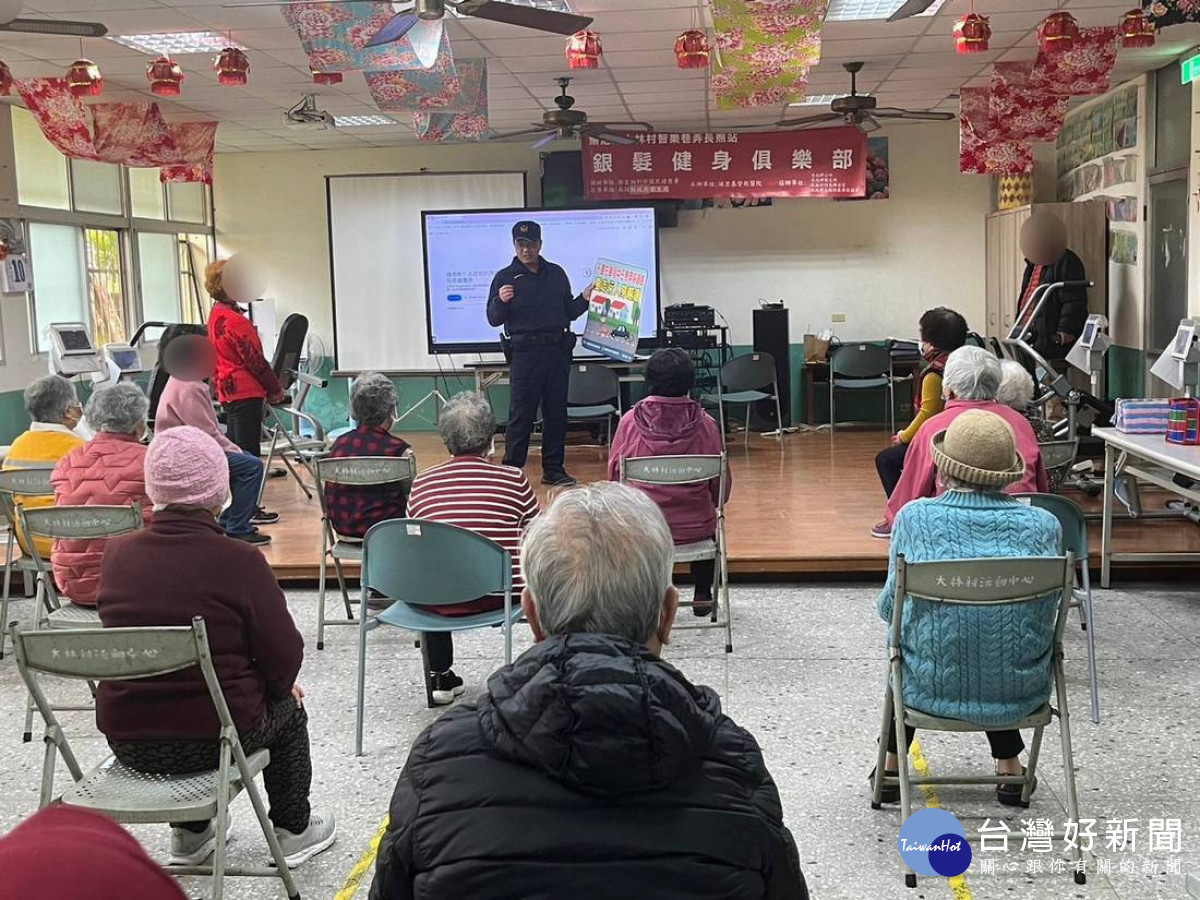 集集警分局派員深入轄內社區，強化銀髮族交通安全宣導。（集集警分局提供）